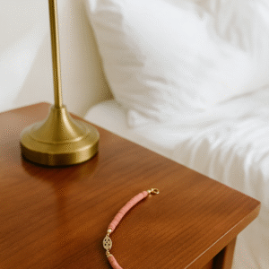 pulsera bañada en oro al sol de la mañana